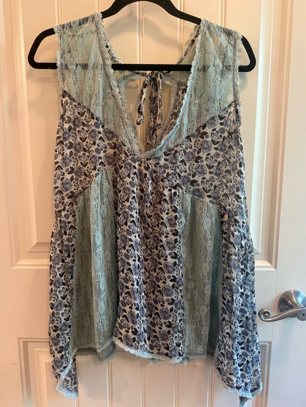 New without tags Women’s Lace-Trim Floral Tank Top - Light Blue- size small